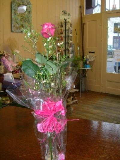 Single rose - Rose with white wax flowers, wrapped with bow